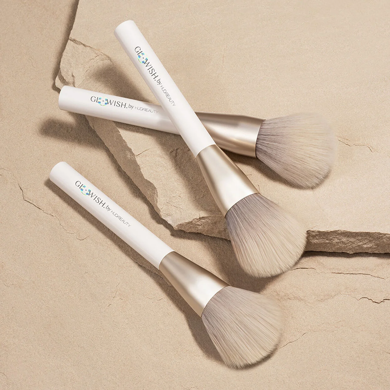 Huda Beauty GloWish All Over Face Powder Brush - Lebanon - Makeup Germany Huda Beauty GloWish Face Powder Brush