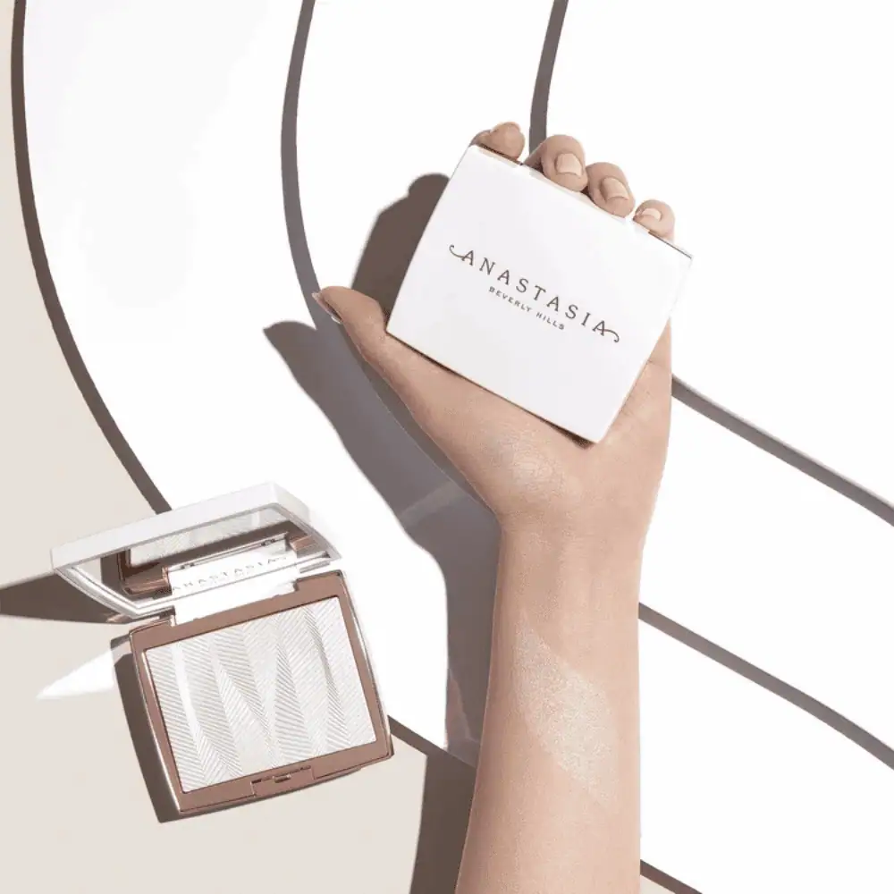 Anastasia Beverly Hills Iced Out Highlighter - Lebanon - Makeup Germany Anastasia Beverly Hills Anastasia Beverly Hills Iced Out Highlighter Illuminating Powder Highlighter for sale in Lebanon - icy gold wet-effect powder compact