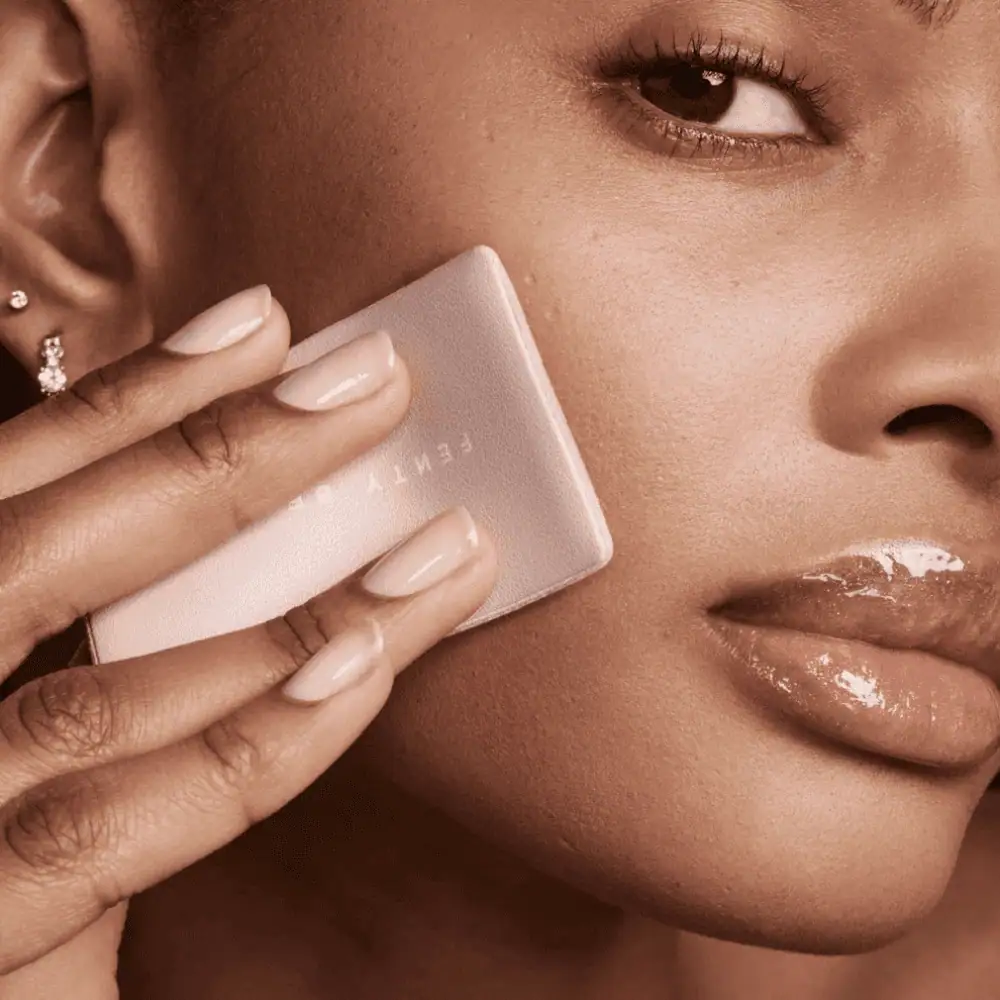 Fenty Beauty Invisimatte Instant Setting + Blotting Powder - Lebanon - Makeup Germany fentybeauty Invisimatte Instant Setting + Blotting Powder Fenty Beauty Invisimatte Setting Powder Lebanon for sale in Lebanon - compact container of Fenty Beauty Invisimatte universal translucent setting and blotting powder