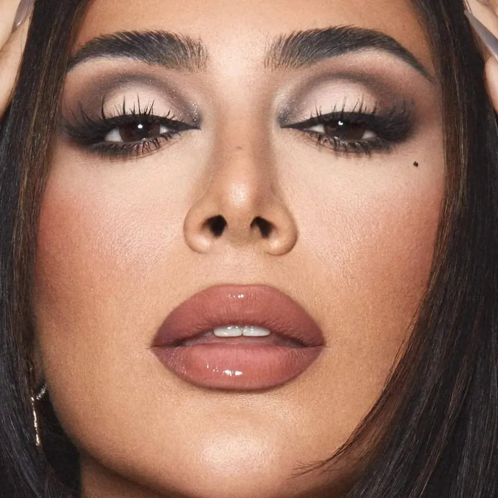 HUDA BEAUTY Creamy Obsessions Eyeshadow Palette Neutral Brown - Lebanon - Makeup Germany HUDA BEAUTY Creamy Obsessions Eyeshadow Palette Neutral Brown featuring nine cream-to-powder, metallic, marble and matte eyeshadows in beige, brown, gold, pink and purple tones