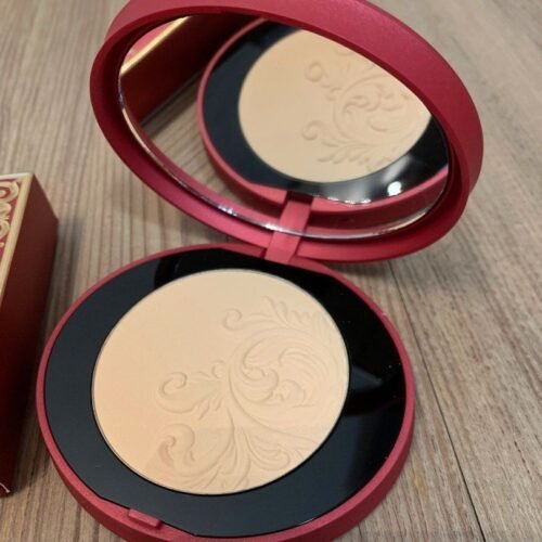 KIKO Milano A Holiday Fable Hydra Infusion Matte Powder 01 Ivory