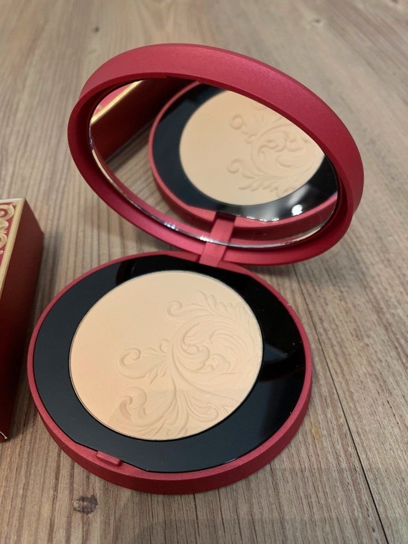 KIKO Milano A Holiday Fable Hydra Infusion Matte Powder 01 Ivory - Lebanon - Makeup Germany KIKO Milano A Holiday Fable Hydra Infusion Matte Powder 01 Ivory